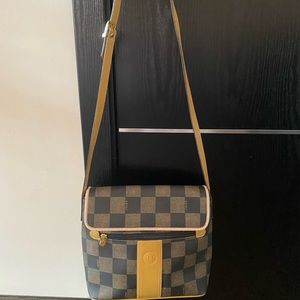 Vintage Fendi crossbody bag in good condition.
